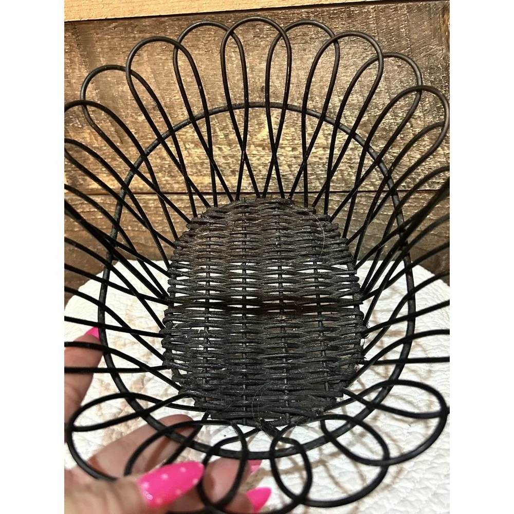 Wicker and Wire‎ Round Basket with Handle 8